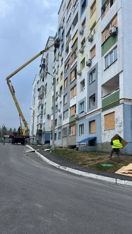 У Харкові ліквідують наслідки ворожих обстрілів (фото)
