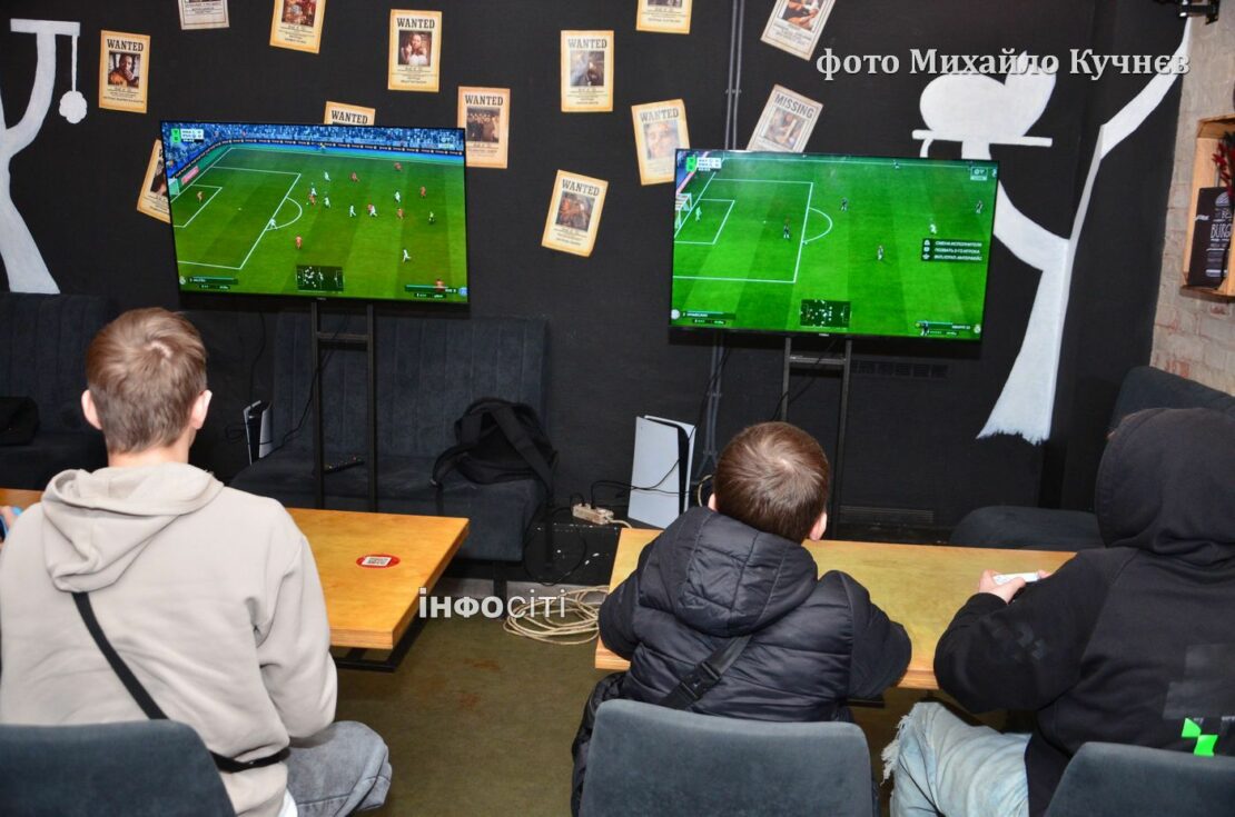 Кіберспортивні команди харківських шкіл знову зійшлися у поєдинках (фото)