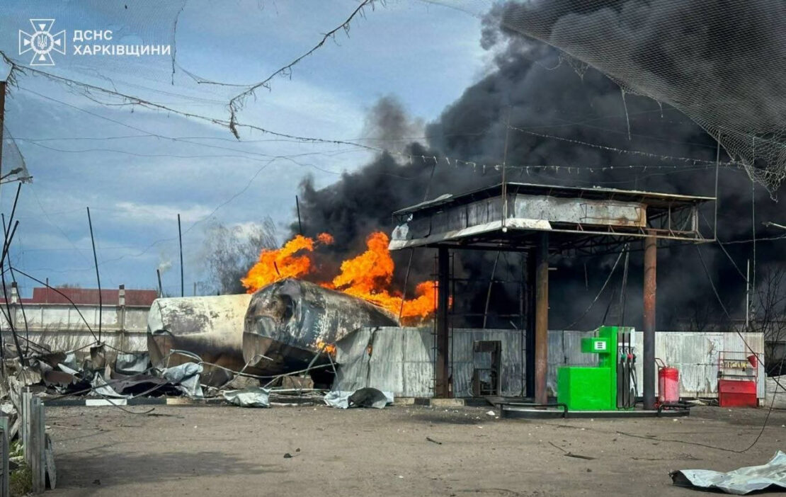 Ворог вдарив по АЗС на Харківщині: сталася пожежа (фото)