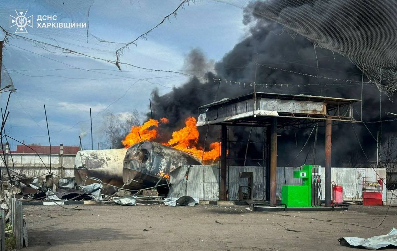 Ворог вдарив по АЗС на Харківщині: сталася пожежа