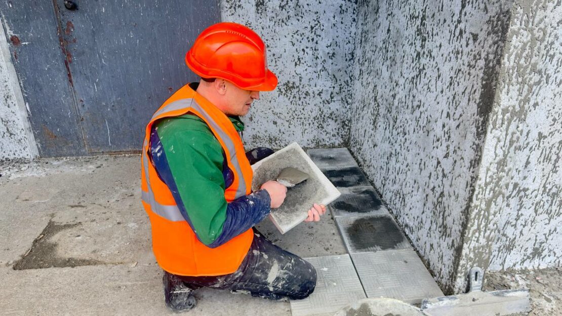 У Харкові відновлюють пошкоджену обстрілами багатоповерхівку (фото)