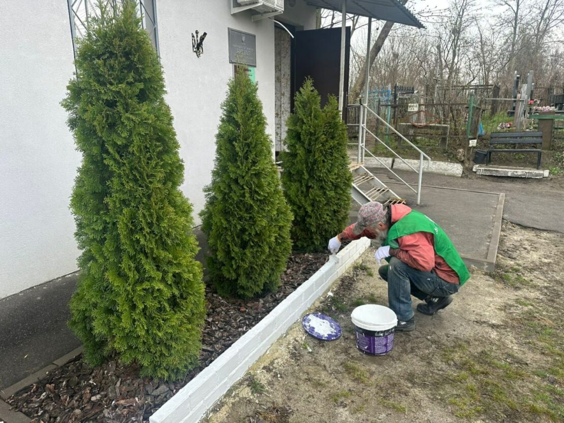 Комунальники наводять лад на кладовищах Харкова (фото)