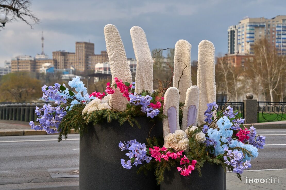 Харків'яни фотографуються на новій великодній фотозоні (фото)