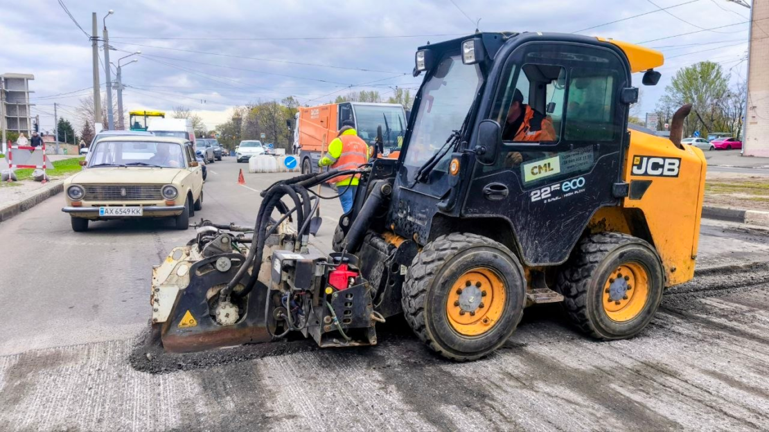 Комунальники усунули деформацію проїжджої частини на пр. Героїв Харкова (фото)