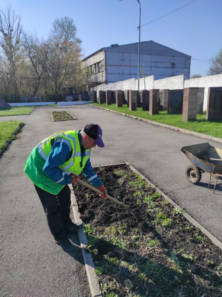 У Харкові продовжують упорядковувати кладовища та меморіальні комплекси (фото)