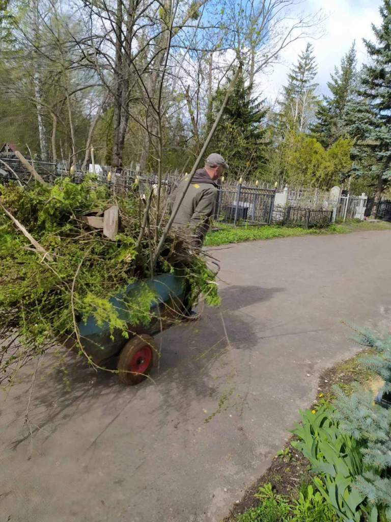 У Харкові продовжують упорядковувати кладовища та меморіальні комплекси (фото)