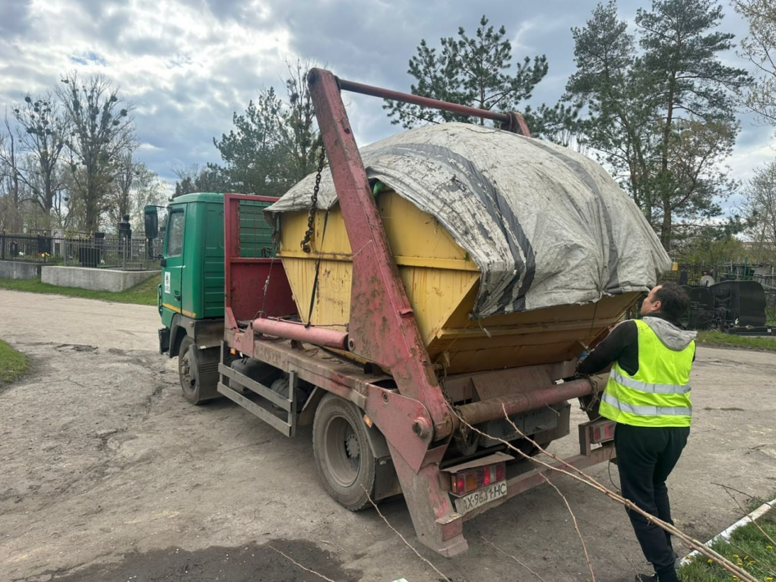У Харкові продовжують упорядковувати кладовища та меморіальні комплекси (фото)