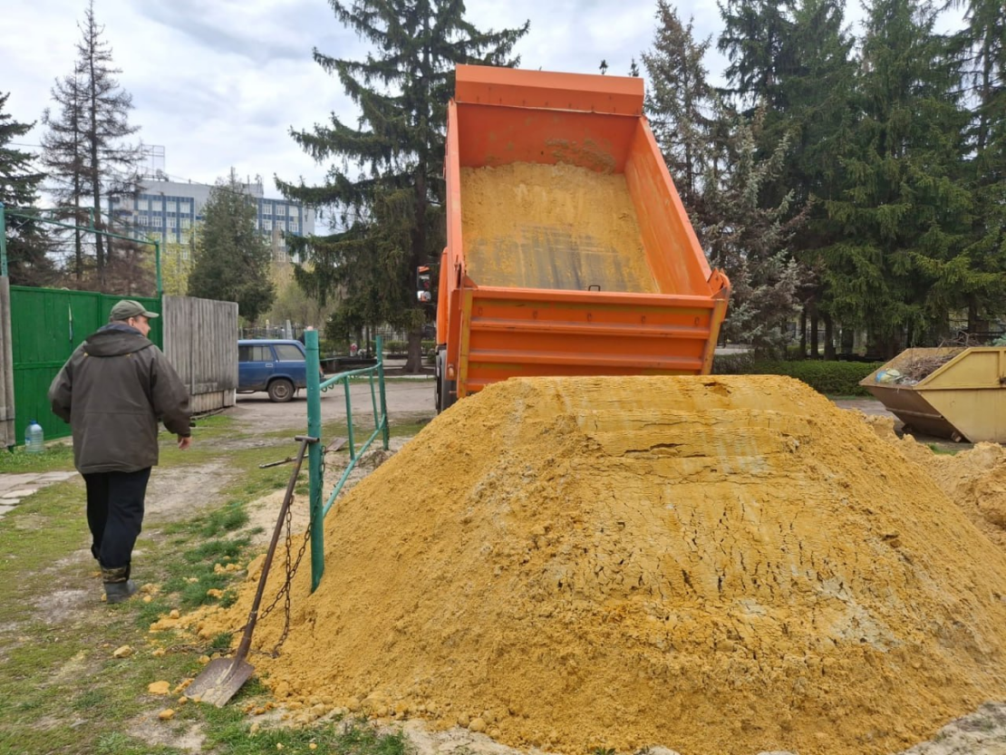 У Харкові продовжують упорядковувати кладовища та меморіальні комплекси (фото)