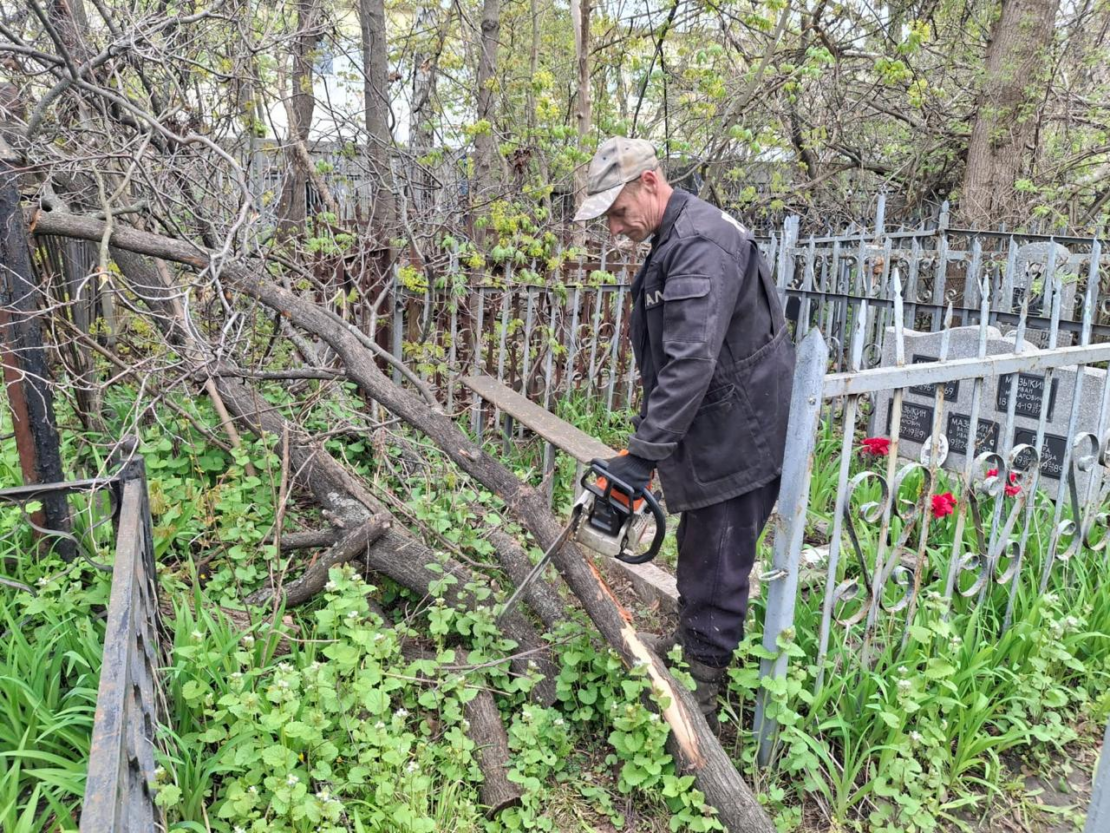 У Харкові продовжують упорядковувати кладовища та меморіальні комплекси (фото)