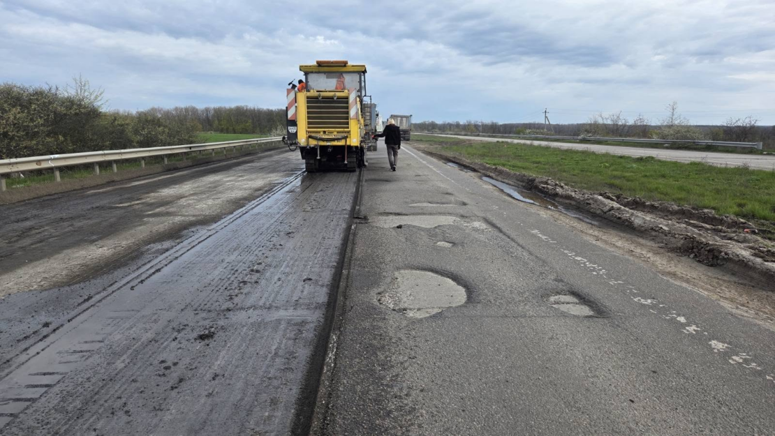Дорожники продовжують відновлення трас на Харківщині (фото)