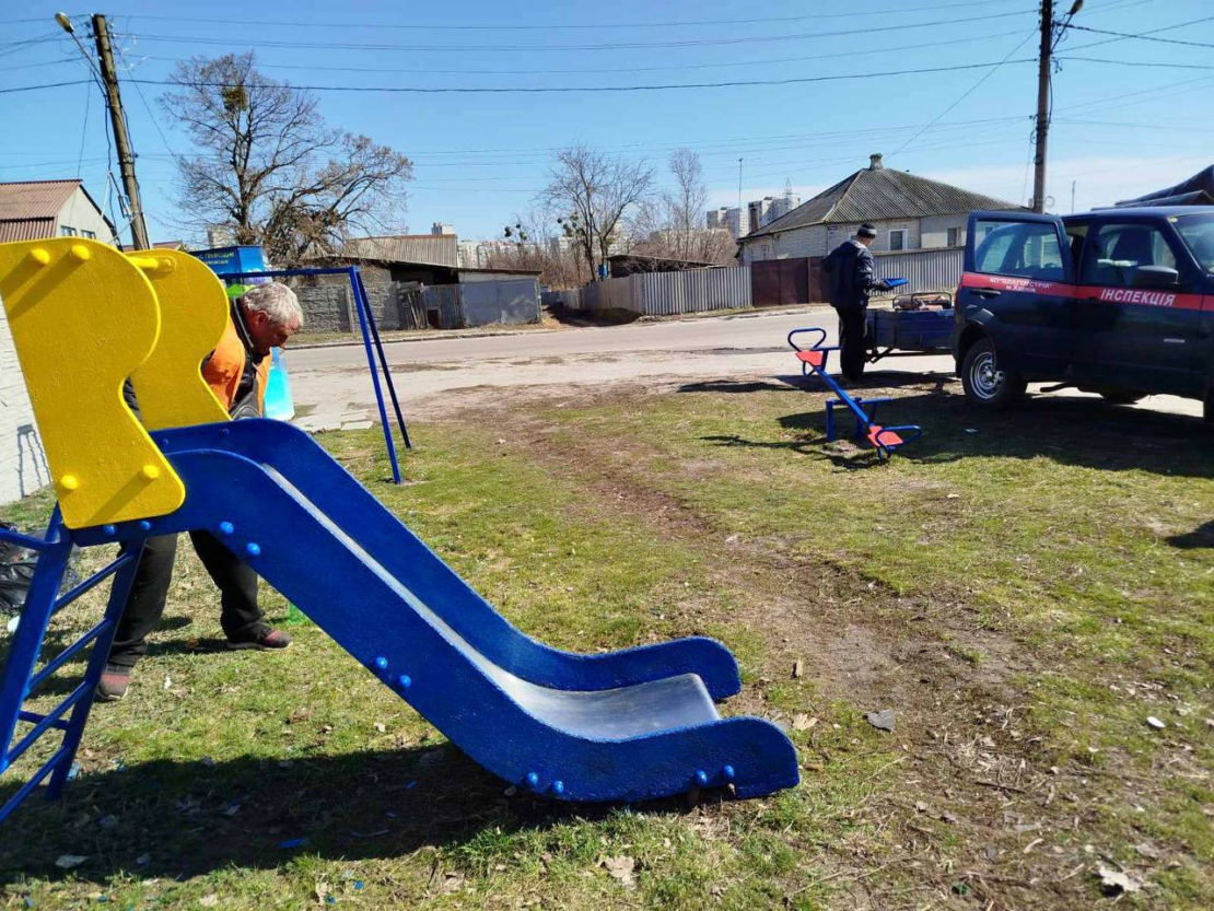 У Харкові комунальники упорядковують територію приватного сектору (фото)