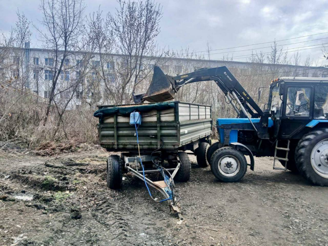 У Харкові комунальники упорядковують територію приватного сектору (фото)