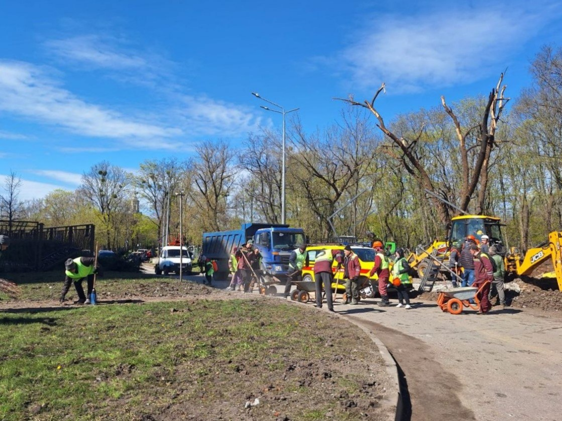 У Харкові комунальники оперативно усувають наслідки обстрілу