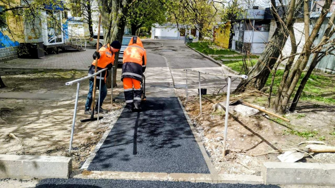 У Харкові комунальники усувають пошкодження дорожнього покриття (фото)
