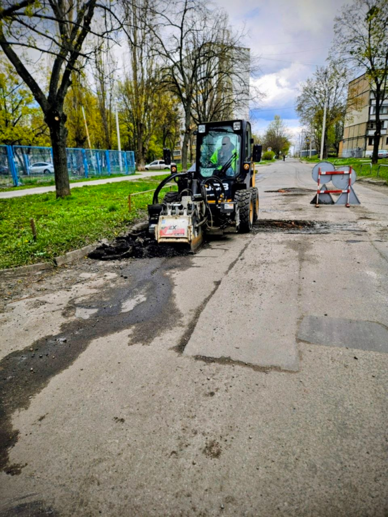 У Харкові комунальники усувають пошкодження дорожнього покриття (фото)