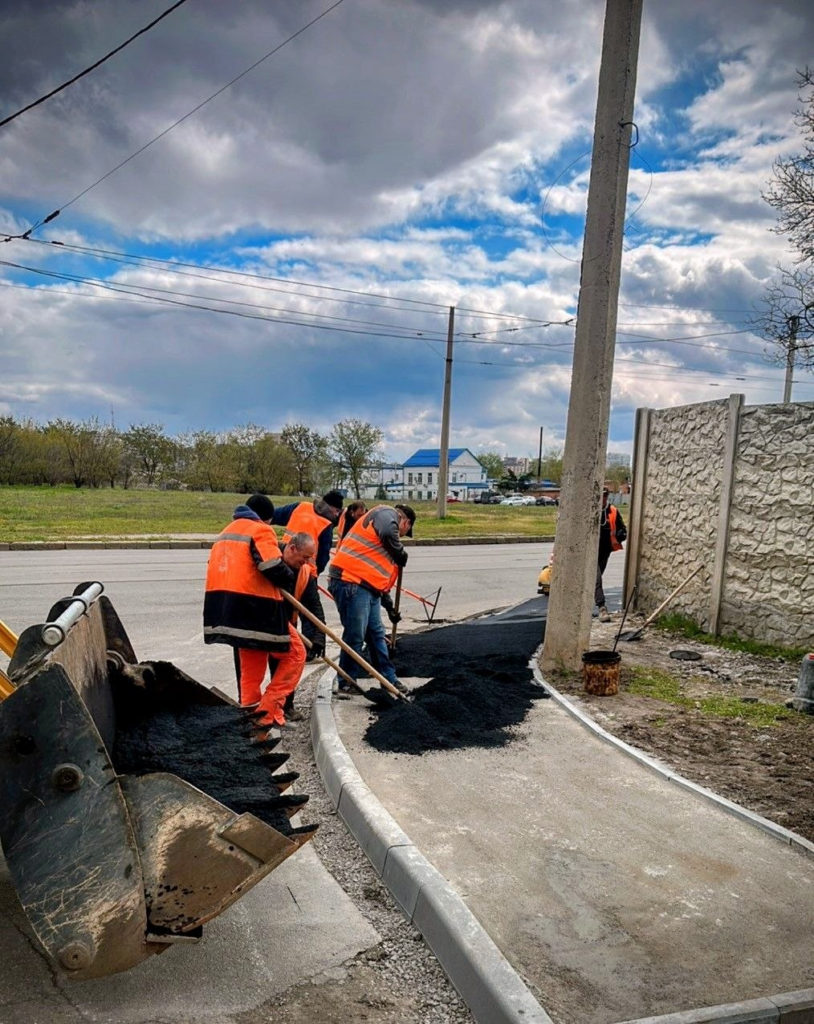 У Харкові комунальники усувають пошкодження дорожнього покриття (фото)