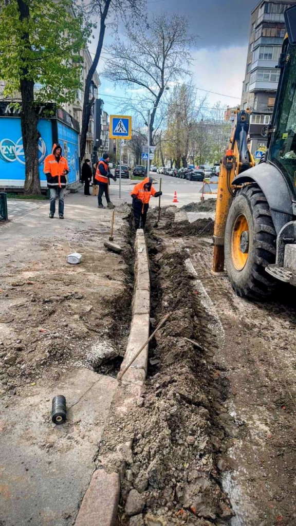 У Харкові комунальники усувають пошкодження дорожнього покриття (фото)
