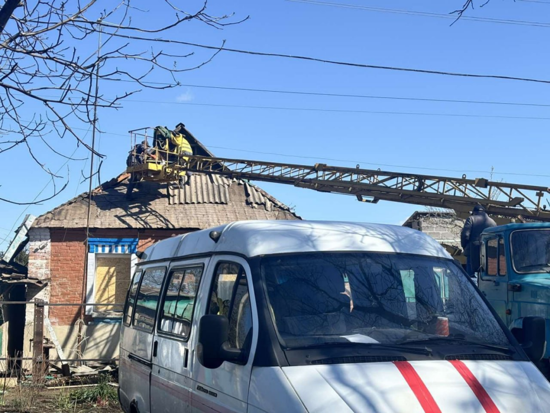 Комунальники усувають наслідки атаки по приватному сектору у Немишлянському районі