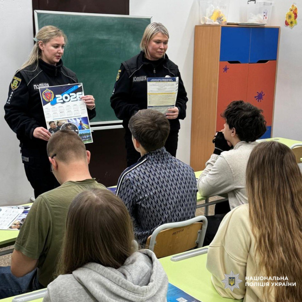 Поліцейські Харківщини проводять профорієнтаційні зустрічі з випускниками
