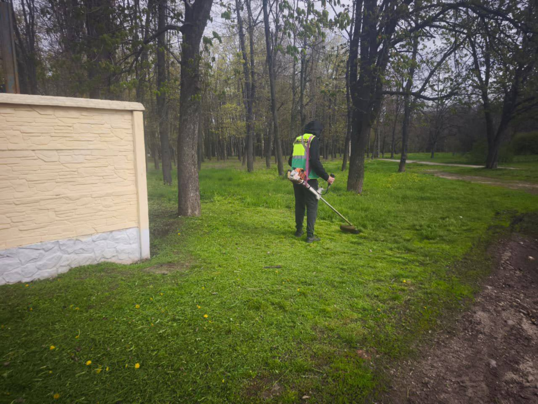У Харковi продовжують впорядковувати міські кладовища та меморіальні комплекси (фото)