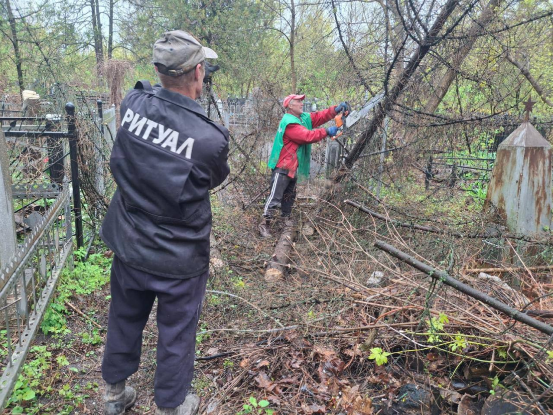 У Харковi продовжують впорядковувати міські кладовища та меморіальні комплекси (фото)