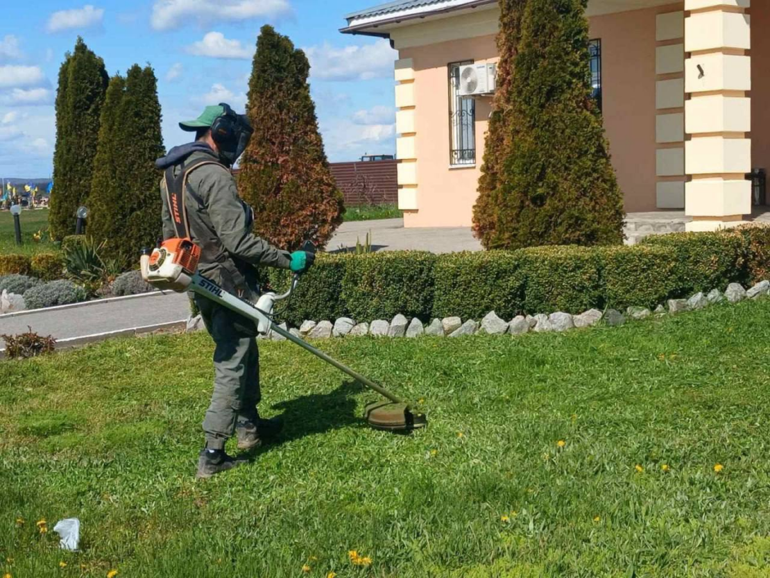 У Харковi продовжують впорядковувати міські кладовища та меморіальні комплекси (фото)