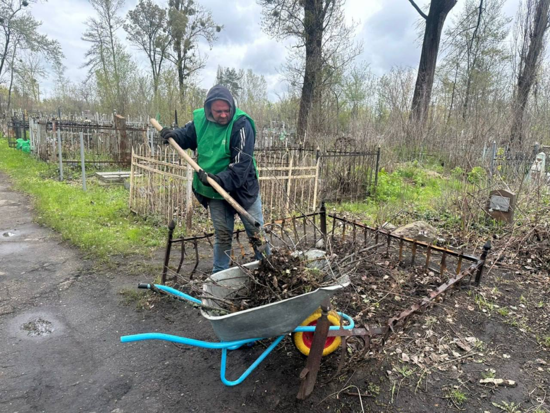У Харковi продовжують впорядковувати міські кладовища та меморіальні комплекси (фото)