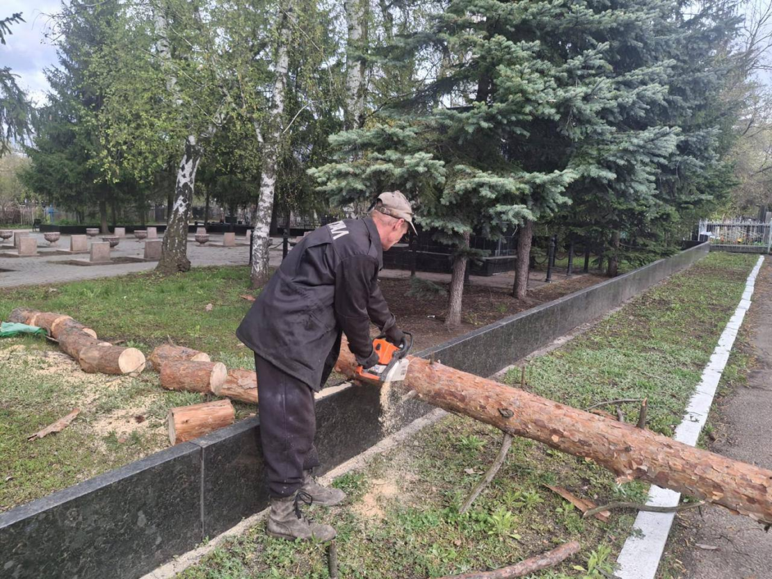 У Харковi продовжують впорядковувати міські кладовища та меморіальні комплекси (фото)