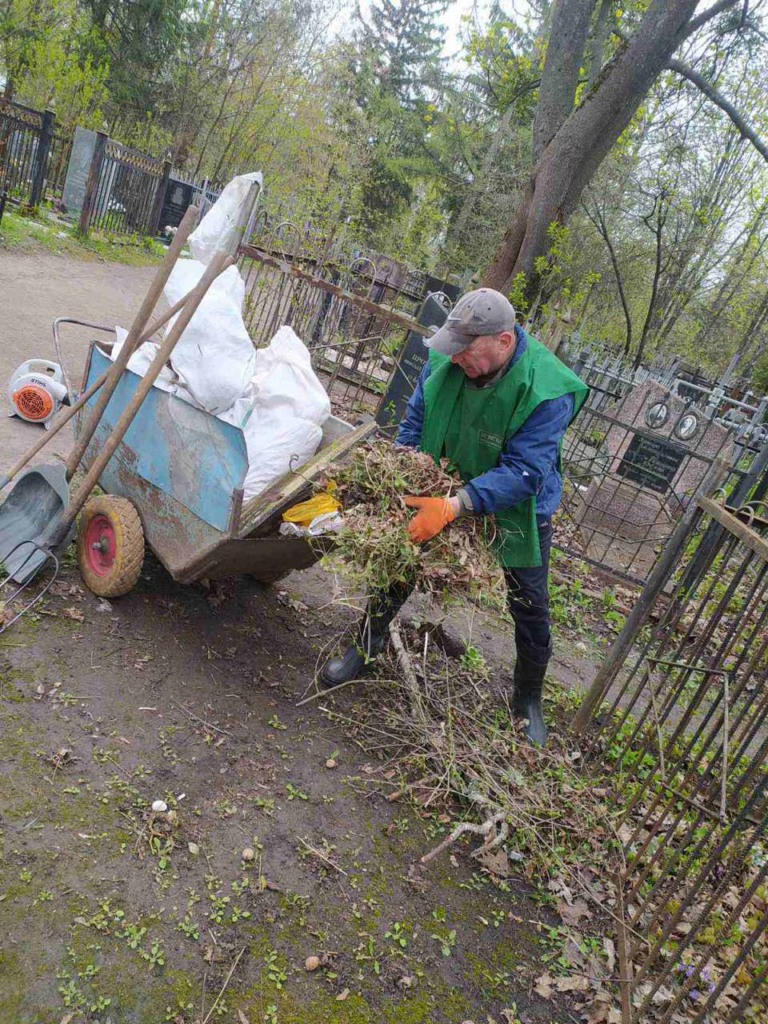 У Харковi продовжують впорядковувати міські кладовища та меморіальні комплекси (фото)