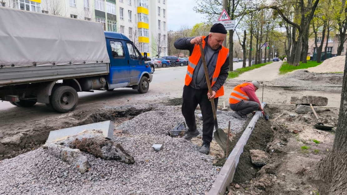 Харківські шляховики  вздовж вул. Біблика (фото)