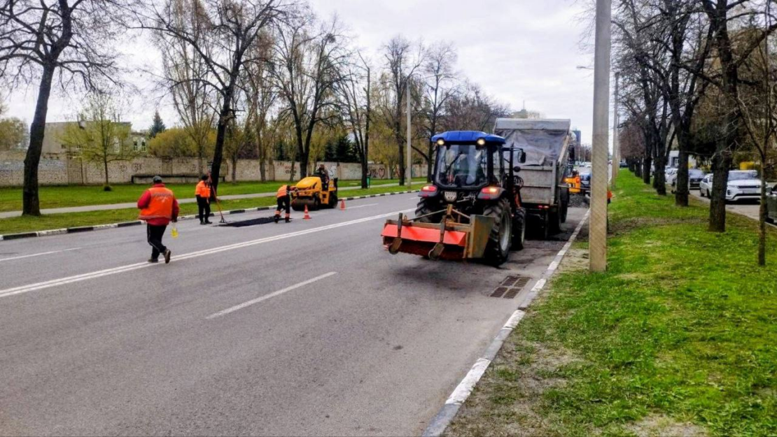 У Харкові продовжують упорядковувати дороги (фото)