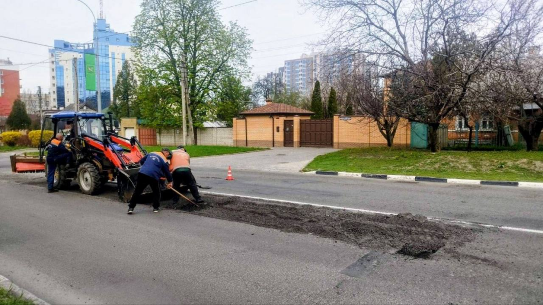 У Харкові продовжують упорядковувати дороги (фото)
