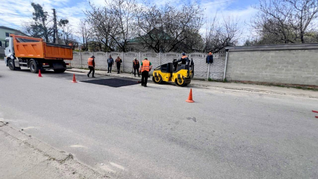 У Харкові продовжують упорядковувати дороги (фото)