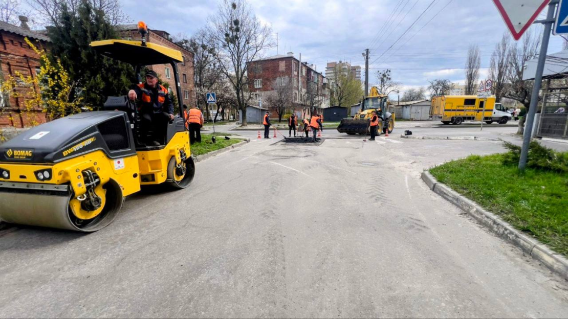 У Харкові продовжують упорядковувати дороги (фото)