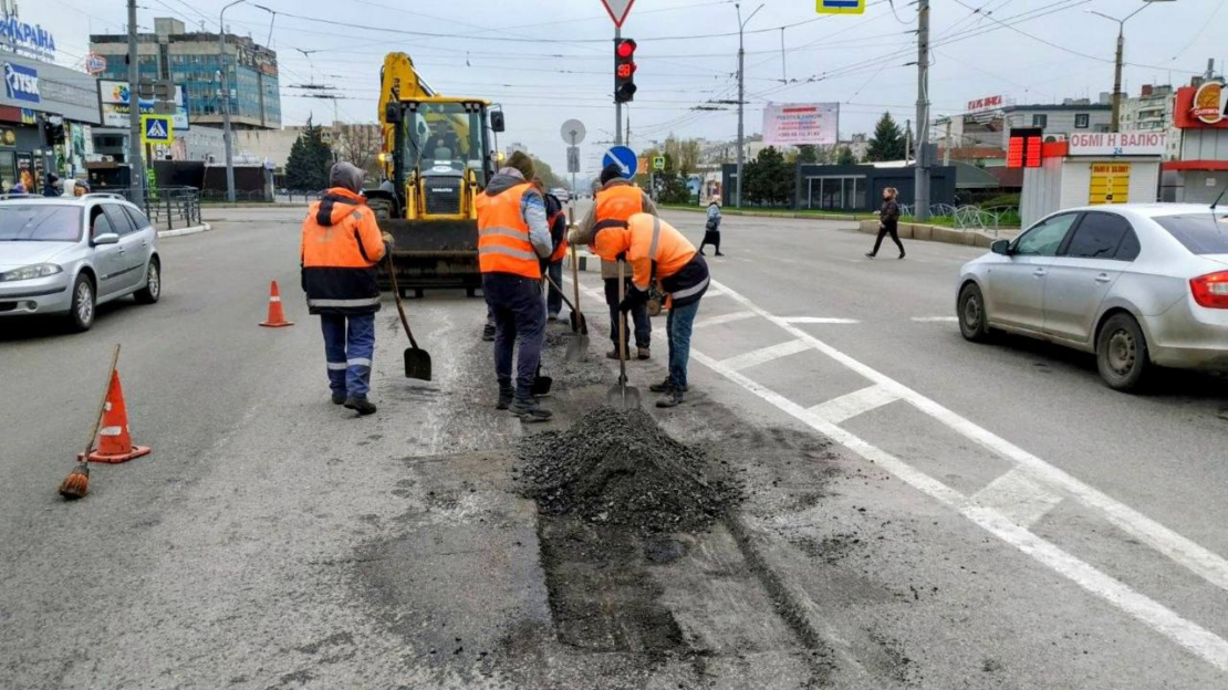 У Харкові продовжують упорядковувати дороги (фото)