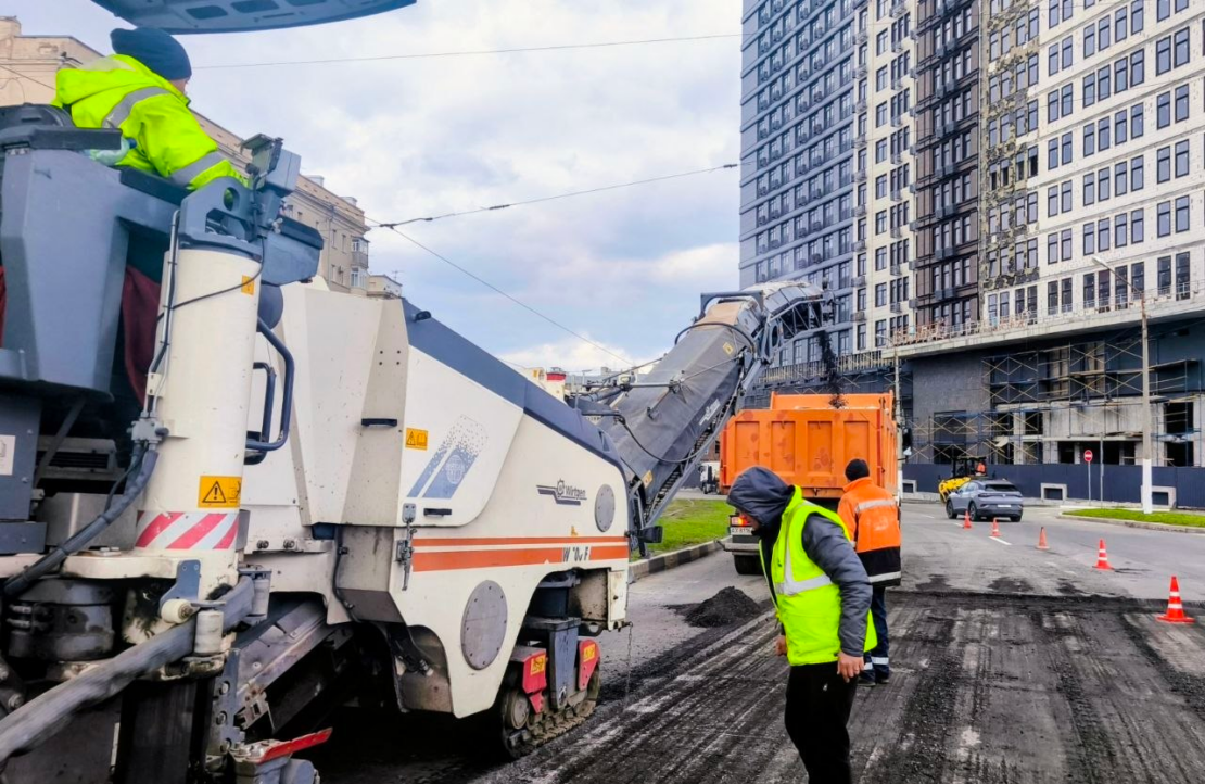 Комунальники усунули деформацію проїжджої частини на пр. Героїв Харкова (фото)