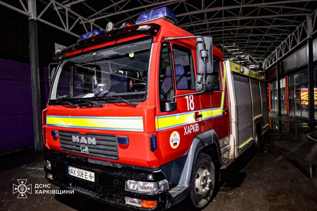 Уночі в Харкові горів магазин (фото)