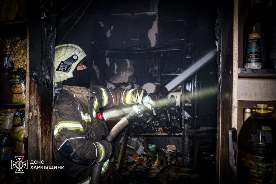 Уночі в Харкові горів магазин (фото)