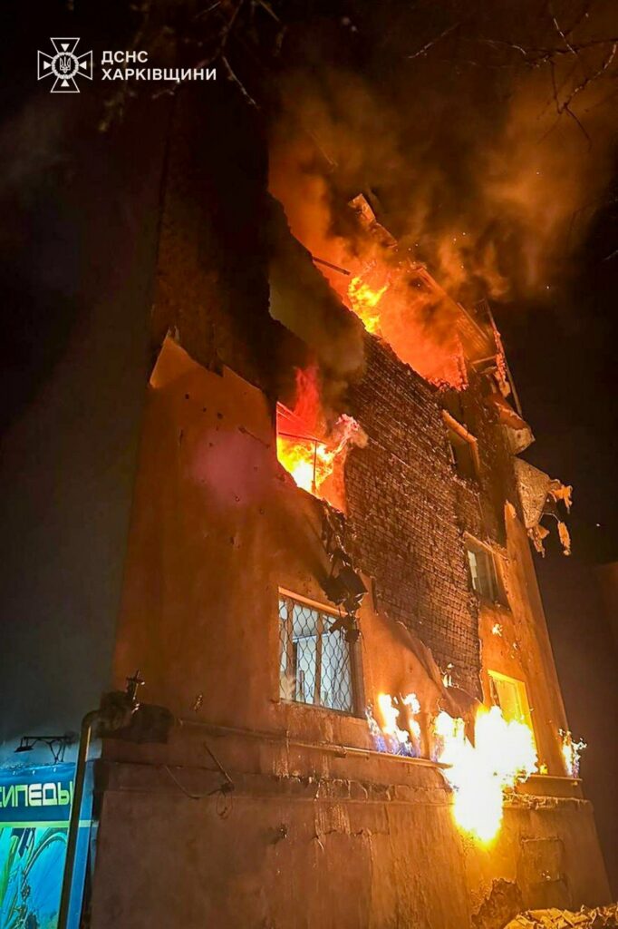 Вночі російський дрон атакував житловий будинок у центрі Чугуєва (фото)