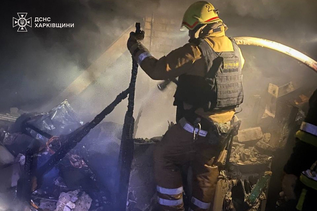 Вночі російський дрон атакував житловий будинок у центрі Чугуєва (фото)