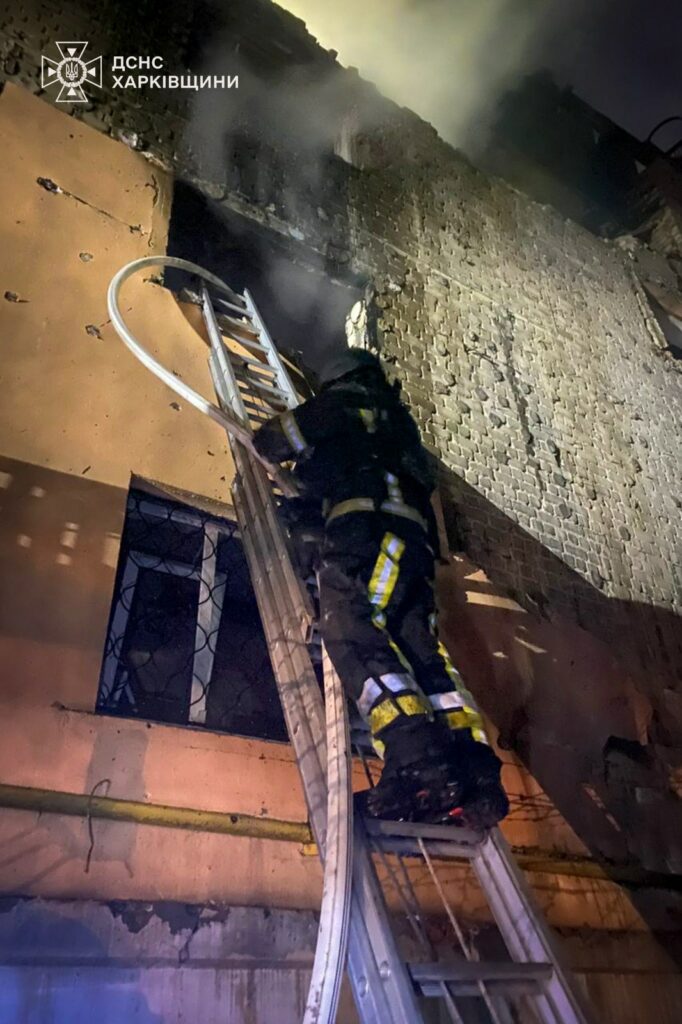 Вночі російський дрон атакував житловий будинок у центрі Чугуєва (фото)