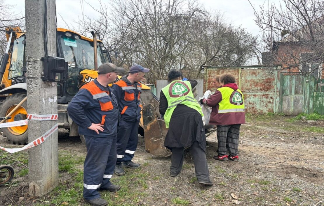 У Харкові усувають наслідки ворожих ударів (фото)
