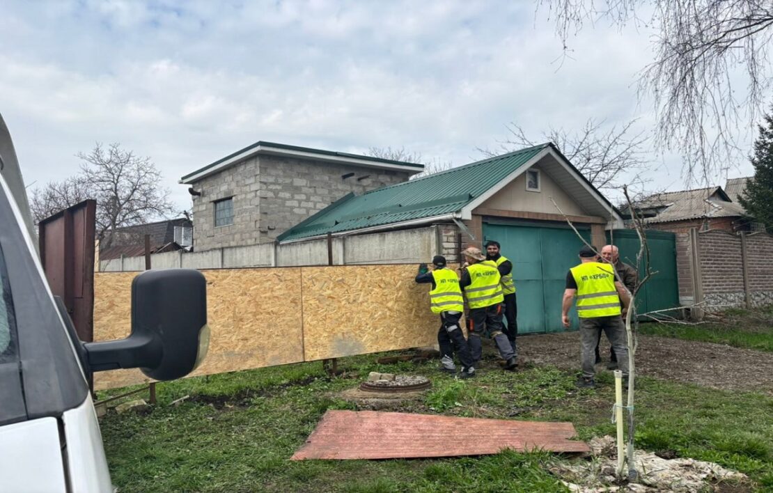 У Харкові усувають наслідки ворожих ударів (фото)