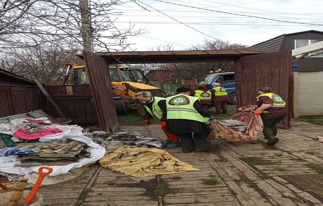 У Харкові усувають наслідки ворожих ударів (фото)