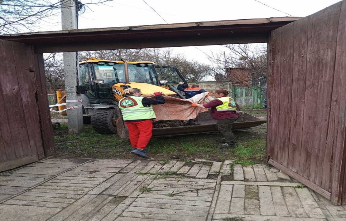 У Харкові усувають наслідки ворожих ударів (фото)
