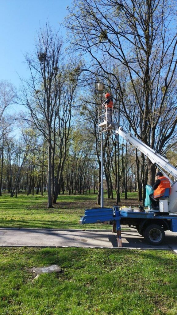 У Харкові комунальники впорядковують вуличне освітлення (фото)