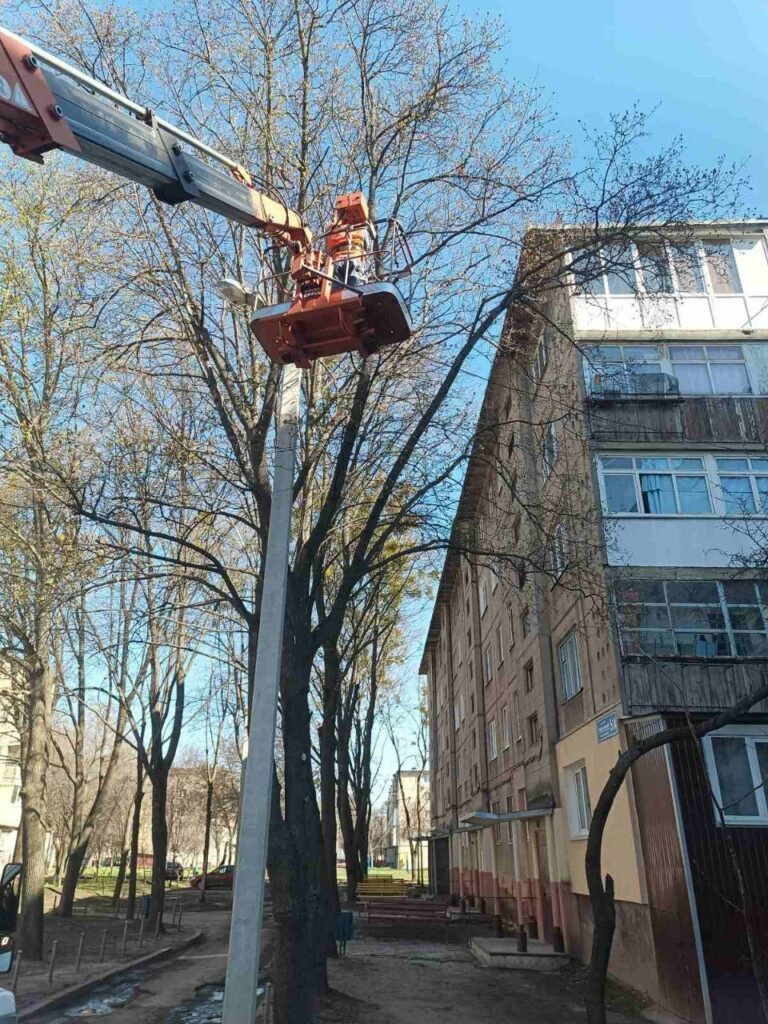 У Харкові комунальники впорядковують вуличне освітлення (фото)