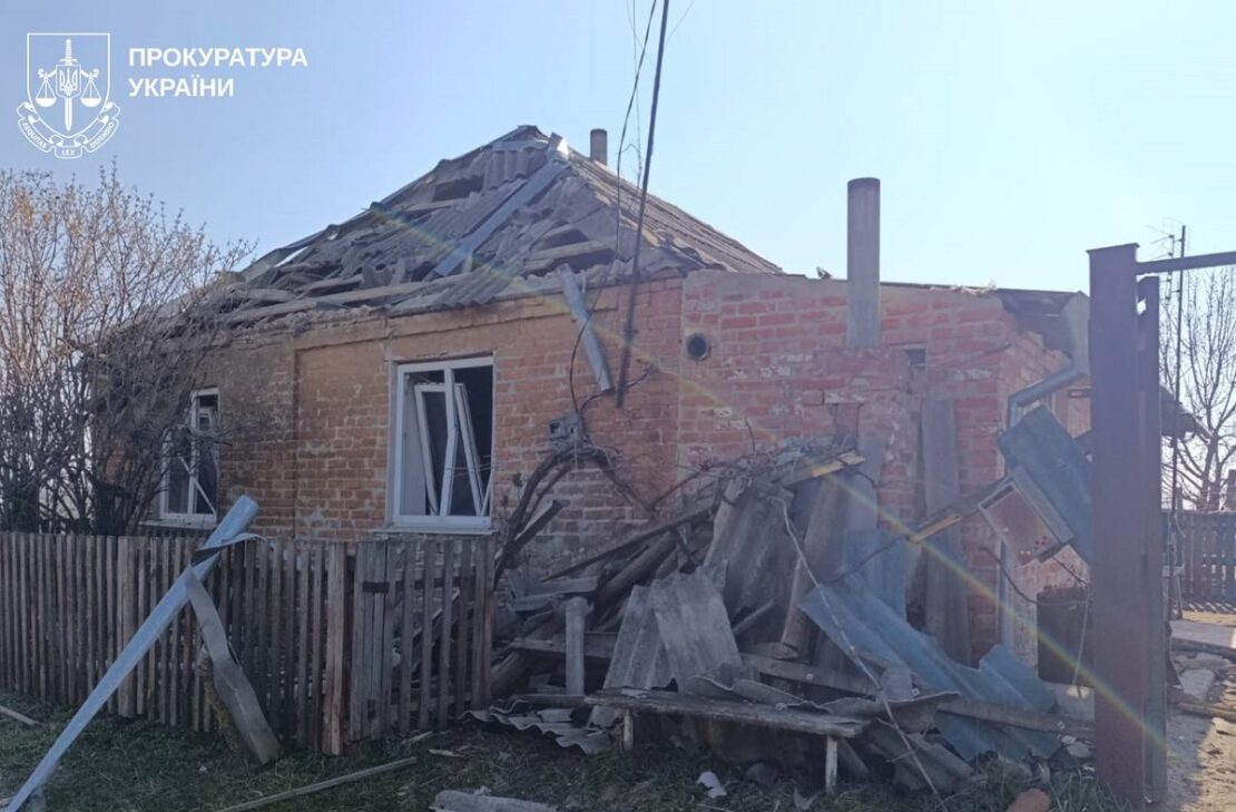 Вранці ворог атакував КАБами та БпЛА Золочівську громаду, є постраждалі (фото)