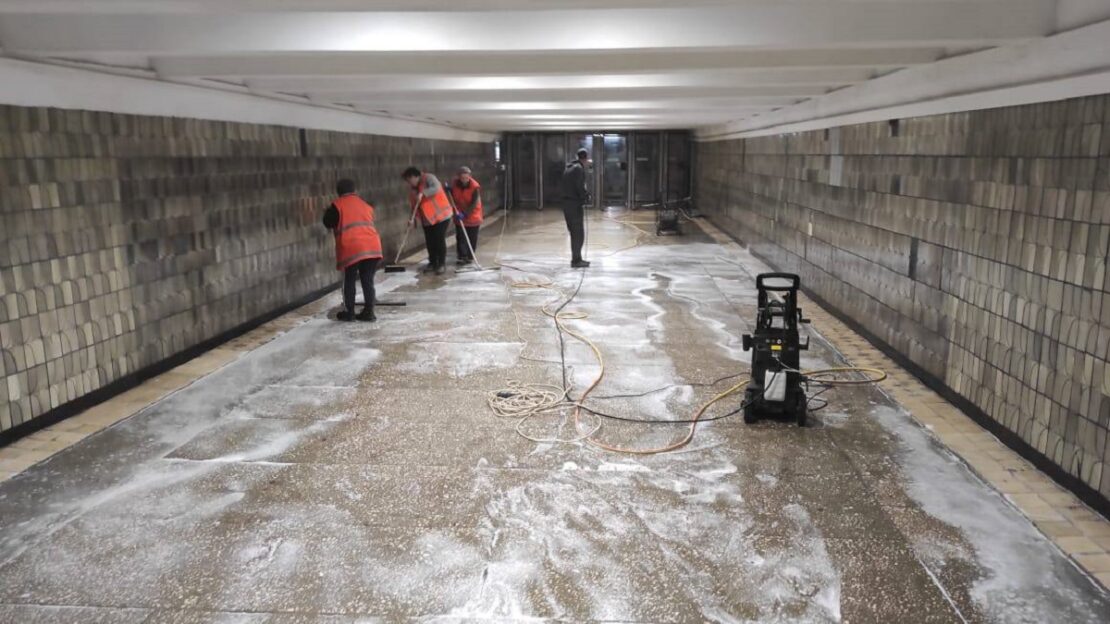 У Харкові наводять лад у підземних переходах метрополітену (фото)