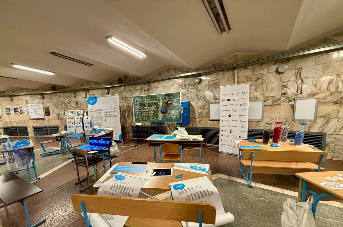 У метро Харкова з'явилася мультимедійна інсталяція «Клас» (фото)